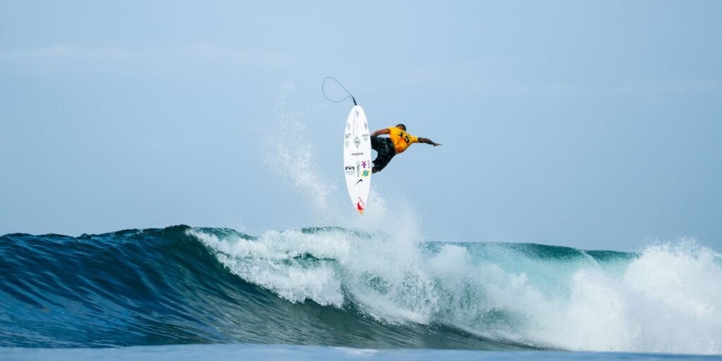 seis-brasileiros-vao-para-a-3a-fase-do-mundial-de-surfe-em-el-salvador