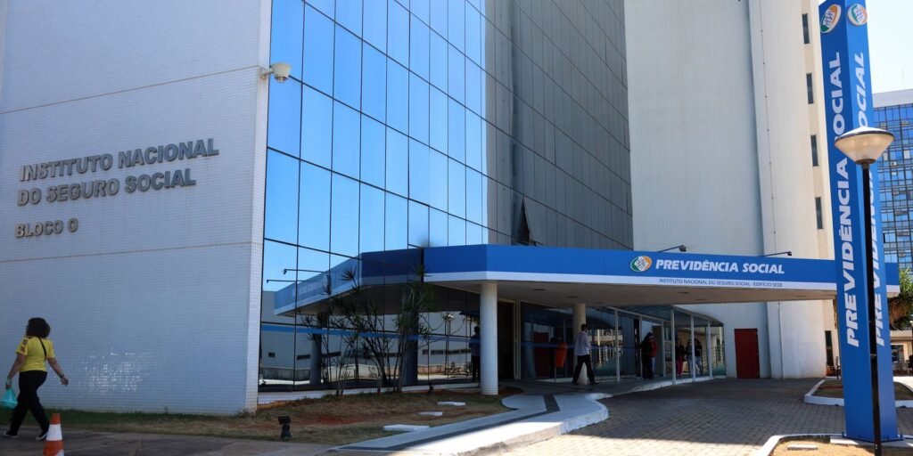 inss:-13o-antecipado-injetara-r$-73,3-bi-na-economia;-veja-calendario