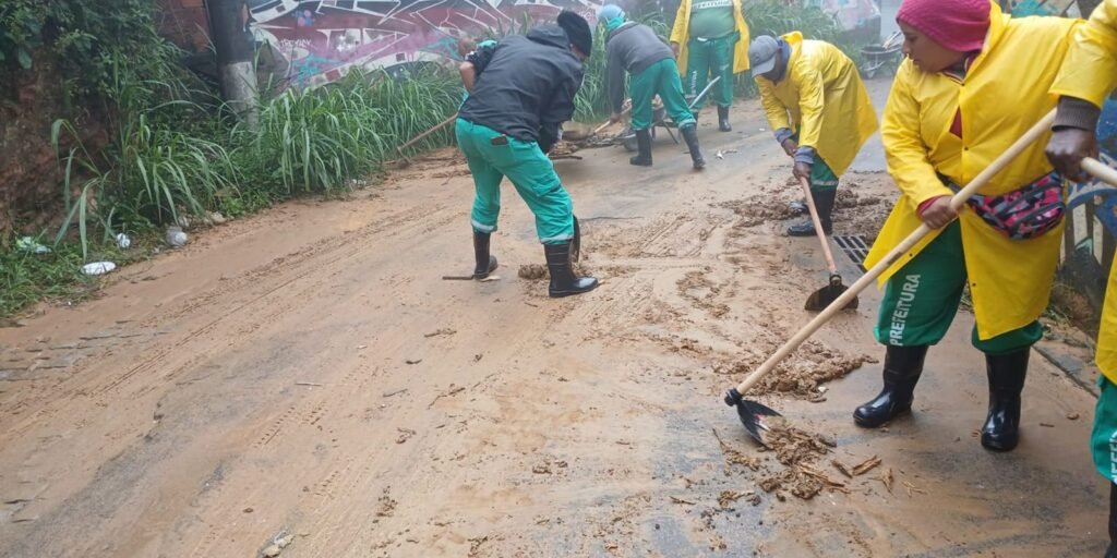 defesas-civis-vistoriam-locais-atingidos-por-temporal-em-petropolis