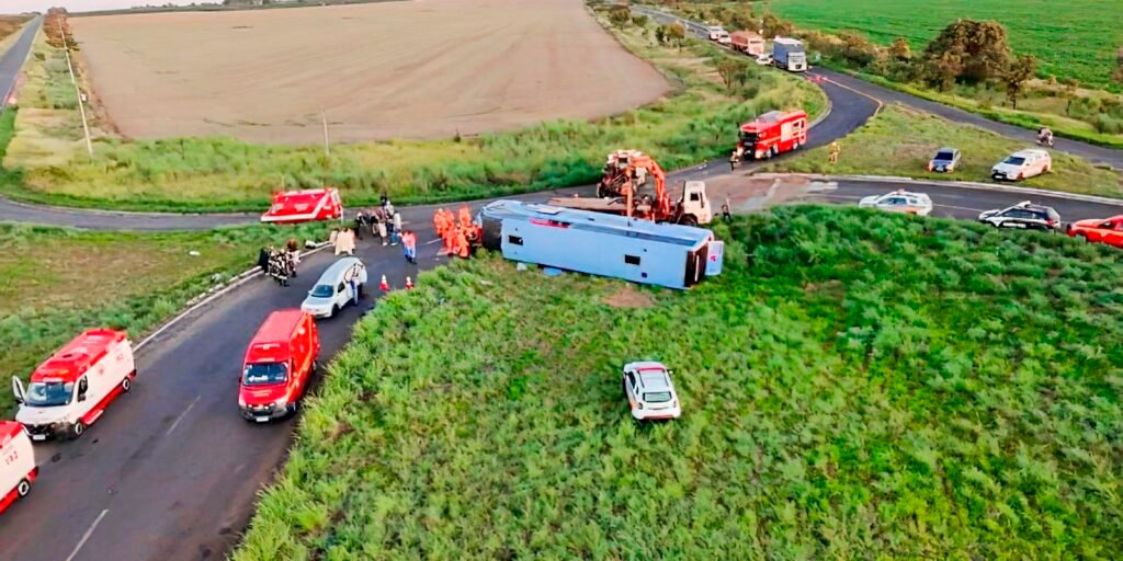 acidente-de-onibus-deixa-ao-menos-10-mortos-em-minas-gerais