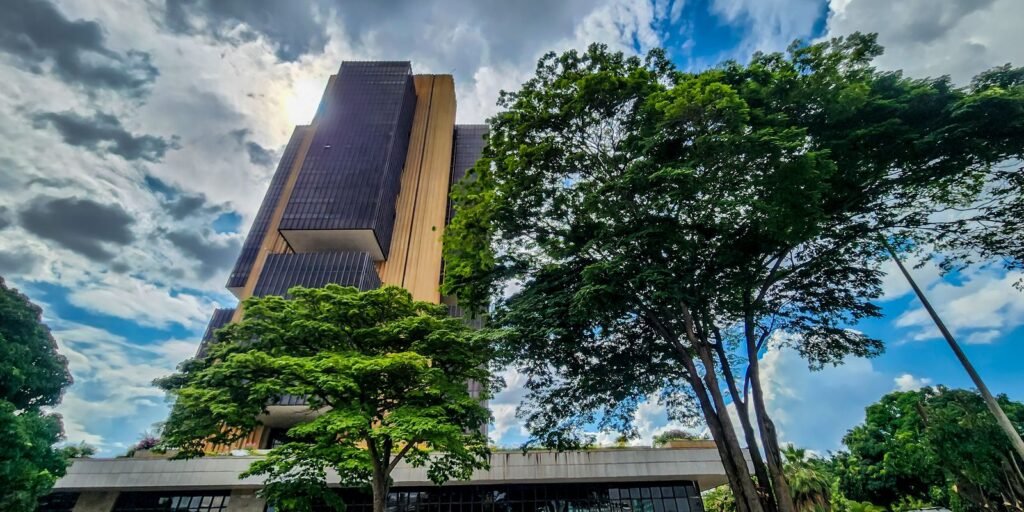 juros-medios-cobrados-pelos-bancos-chegam-a-43,7%-ao-ano-em-fevereiro