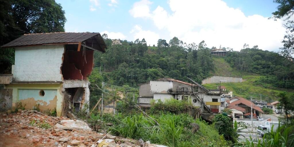 ex-prefeito-de-nova-friburgo-e-condenado-por-desvios-apos-tragedia