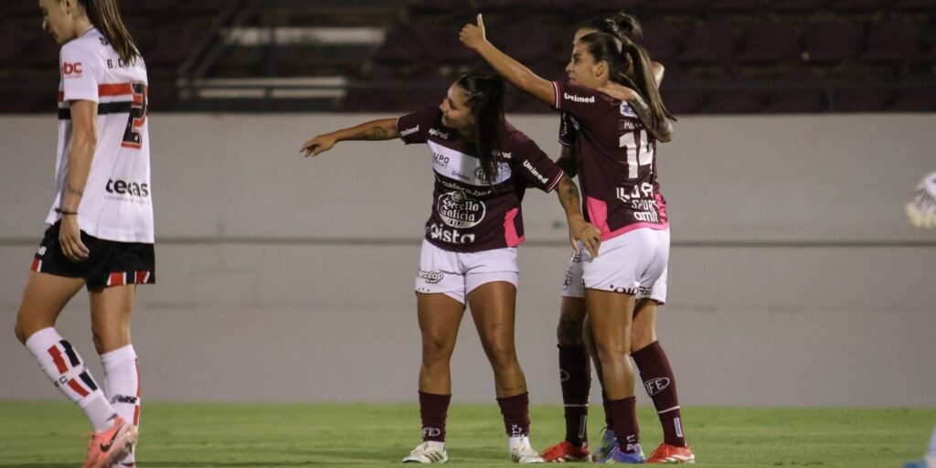 ferroviaria-vence-e-assume-lideranca-do-brasileiro-feminino