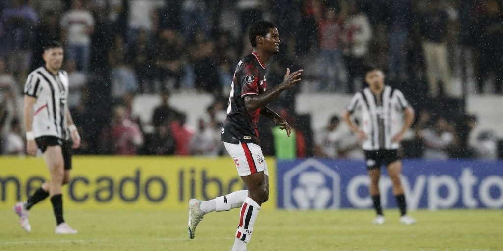 libertadores:-sao-paulo-supera-libertad-e-assume-lideranca-do-grupo-d