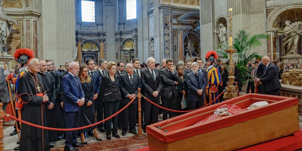 lula-presta-homenagem-ao-papa-francisco-em-velorio-no-vaticano