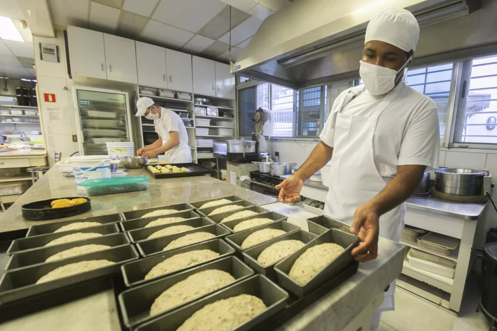 Entre as atividades com melhor desempenho na indústria está a fabricação de produtos alimentícios, com mais de 1.100 vagas criadas em abril (Fotos: Gelson Bampi)