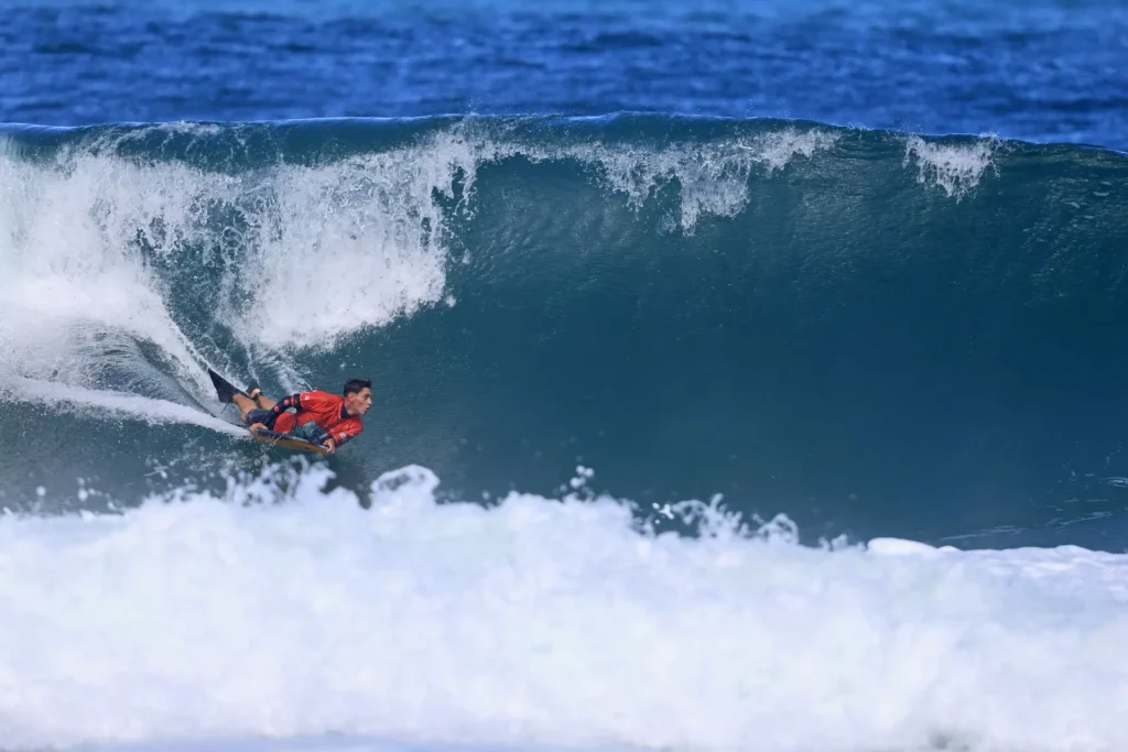 Olá! Tudo bem? O Itacoatiara Pro 2025, uma das etapas mais aguardadas do circuito mundial de bodyboard, acontecerá entre os dias 30 de maio e 8 de junho na Praia de Itacoatiara, em Niterói (RJ). Além da presença dos melhores do mundo, este ano, o campeonato ganha um destaque especial com a participação inédita de quatro atletas das comunidades da Rocinha e São Conrado. Abaixo seguem mais informações. Etapa do mundial de Bodyboard destaca atletas da Rocinha e São Conrado