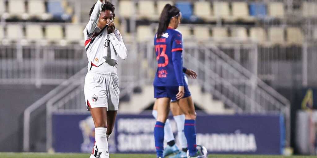 sao-paulo-goleia-bragantino-e-chega-as-quartas-do-brasileiro-feminino