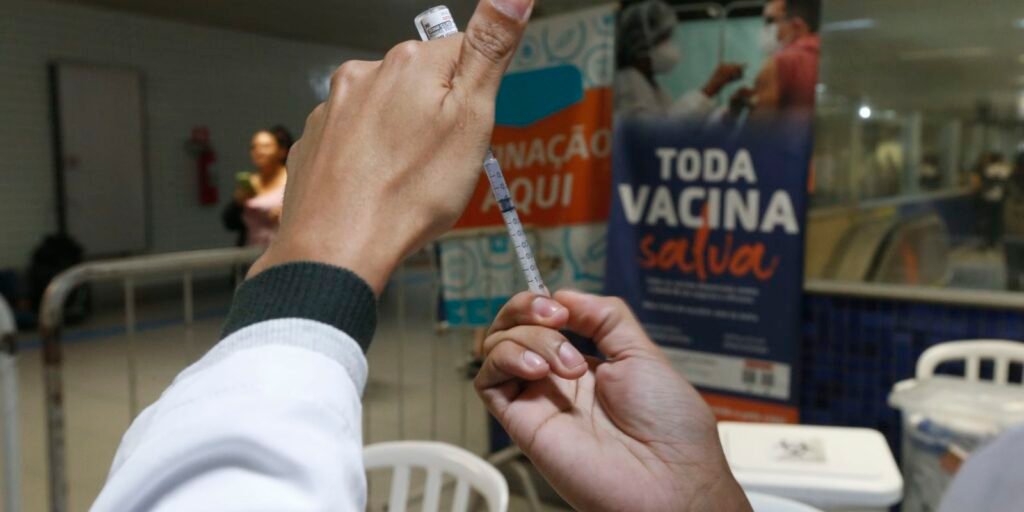 gripe:-sao-paulo-inicia-vacinacao-em-estacoes-e-terminais-na-segunda