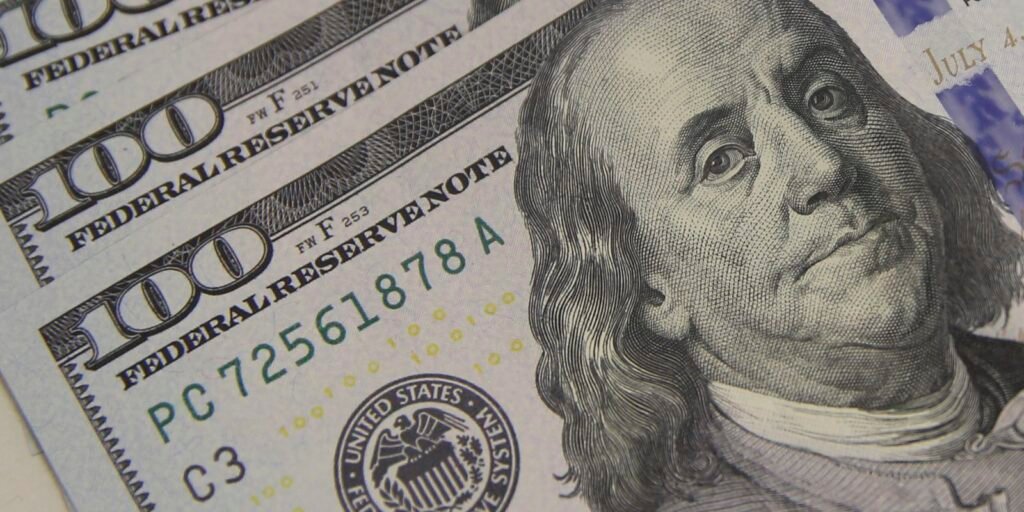 dolar-cai-para-r$-5,56-a-espera-de-pacote-fiscal