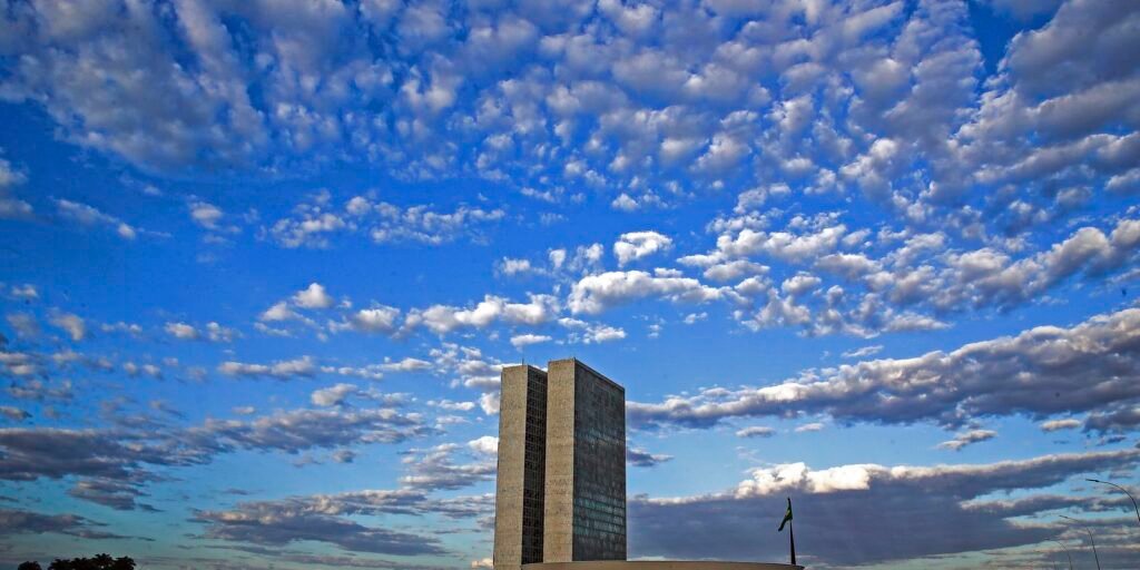 projeto-pode-permitir-que-parlamentar-acumule-aposentadoria-e-salario