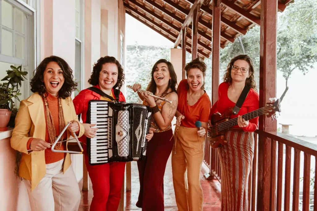 Cinco musicistas apaixonadas pela cultura nordestina, que prometem entregar um show que une o baião, arrasta-pé, o xote e outras vertentes do forró (Créd. Eve Ramos)