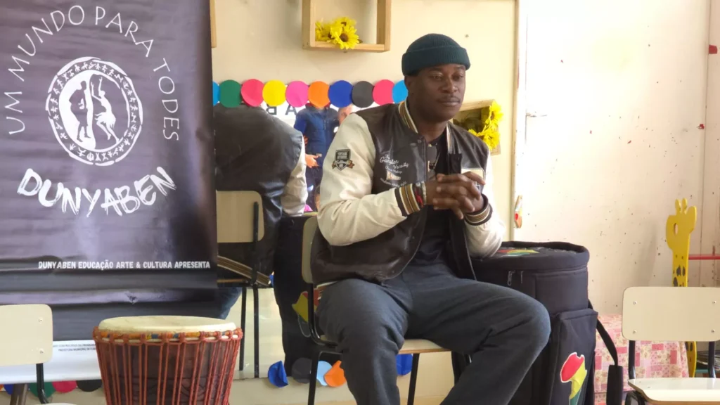Com-a-atuacao-do-mestre-guineano-Djanko-Camara-que-rege-as-classes-de-danca-e-percussao-os-encontros-acontecem-gratuitamente-e-aberto-a-toda-a-comunidade-Cred.-Coletivo-Dunyaben