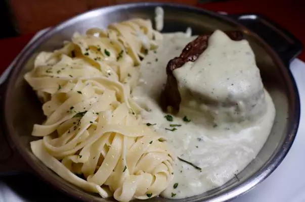 Mignon Gorgonzola. Menu Premium - R$ 109,00 (almoço) e R$149,00 (jantar) - Rua João Manoel, 197 São Francisco (41) 99790-8869. @restauranteasacristia