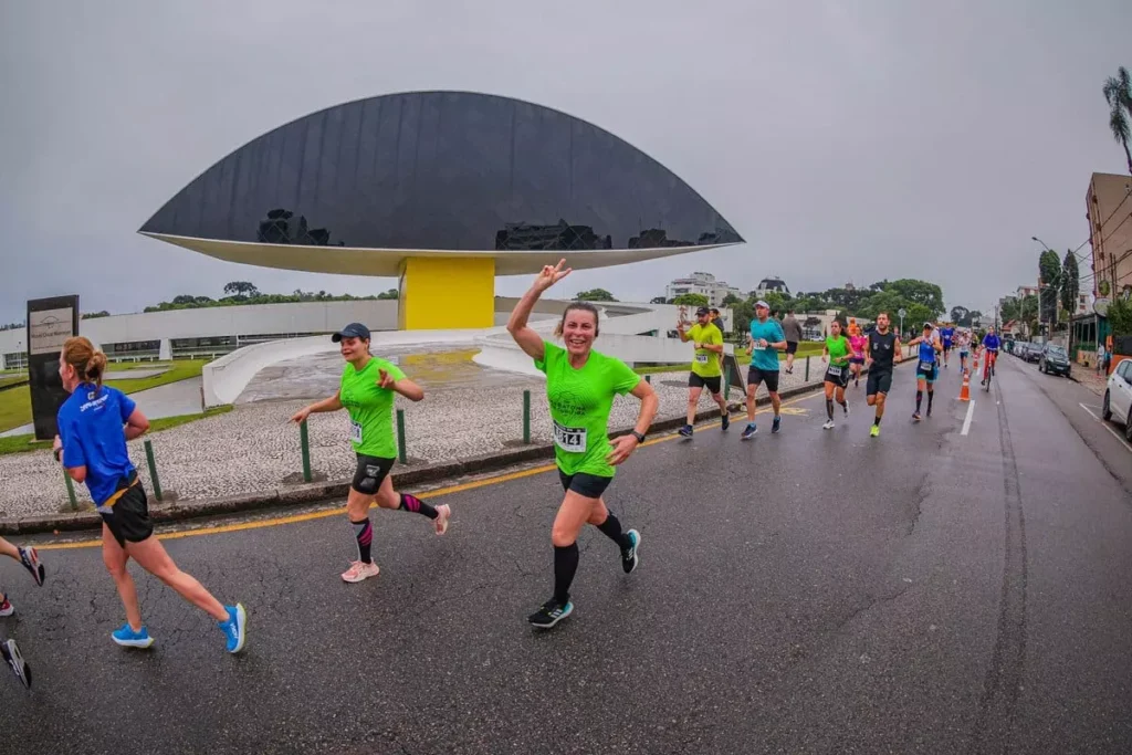 Uma dos maiores eventos do calendário de corridas de rua do Brasil terá provas de 42 km, 21 km, 10 km e 5 km pelas principais vias curitibanas - Fotos: Foco Radical/Global Vita