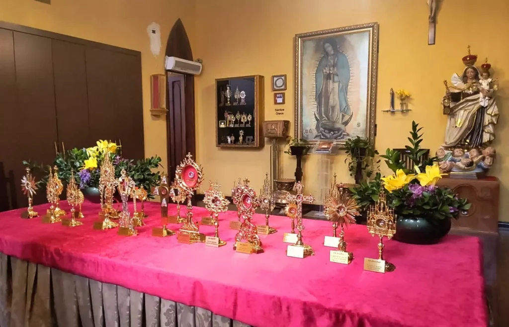 O tesouro sagrado da Evangelizar: acervo reúne mais de 100 relíquias católicas