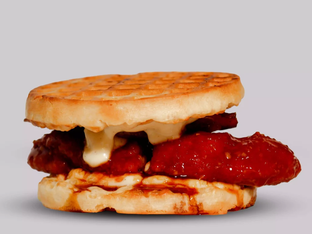 Cocóri-Hot: sanduíche de frango apimentado com bacon, melaço e maionese da casa, servido entre dois waffles.