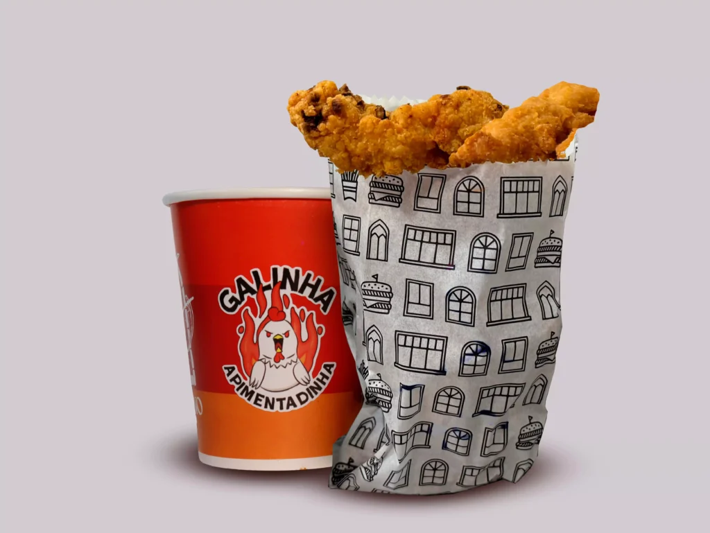 Galinha Apimentadinha: tiras de frango empanado com molho picante em pote de 250ml, no estilo viral da gringa.