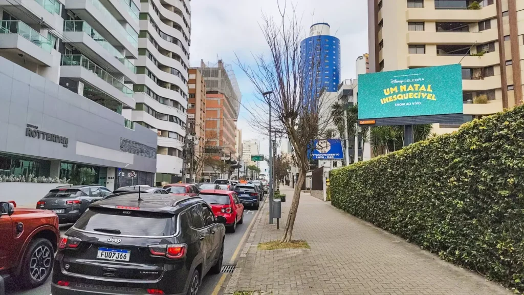Anúncio do Natal da Disney sendo exibido na Rua Desembargador Motta, no centro da cidade. Divulgação.