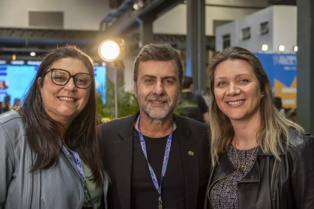 A Presidente do Curitiba Convention, Gislaine Queiroz (esq) e a Gerente de Negócios e Comunicação do Curitiba Convention, Fernanda Assis, com o Presidente da Embratur, Marcelo Freixo. Foto: divulgação 