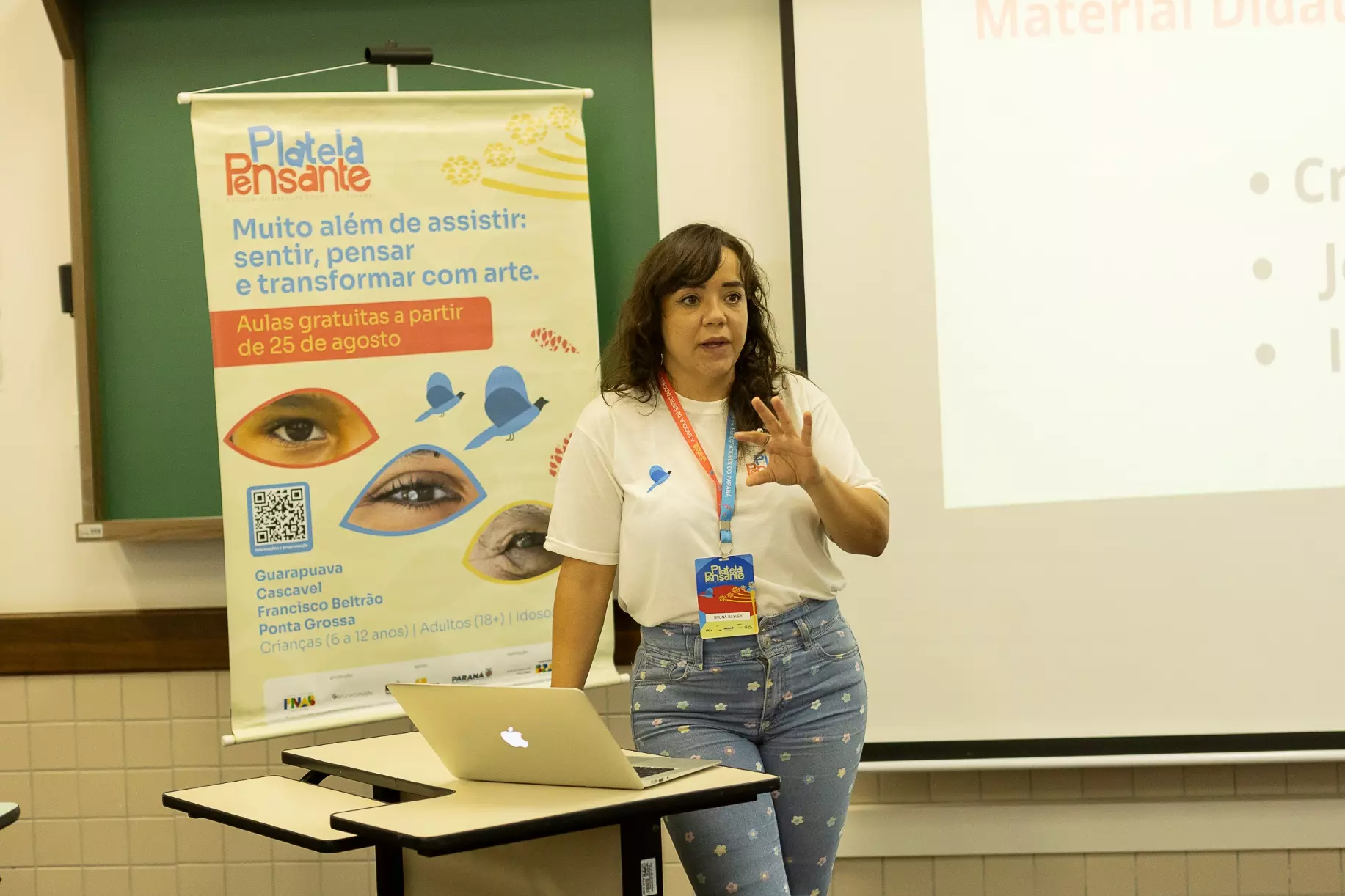 No encontro, a equipe do Plateia Pensante, junto com todos os monitores culturais e ou auxiliares de mediação (FOTOS EM ALTA EM ANEXO – Créd. Lina Sumizono)