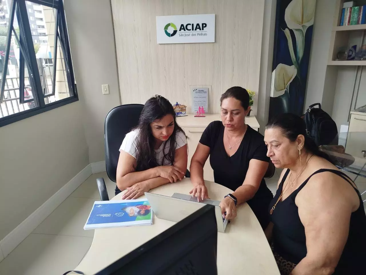 No Ponto de Atendimento ao Empreendedor de São José dos Pinhais, pequenos negócios tem atendimento personalizado e gratuito. Fotos: Divulgação.