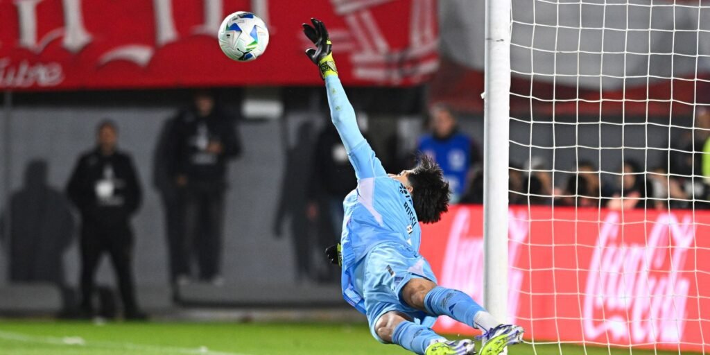 rossi-brilha-nos-penaltis-e-garante-classificacao-do-flamengo