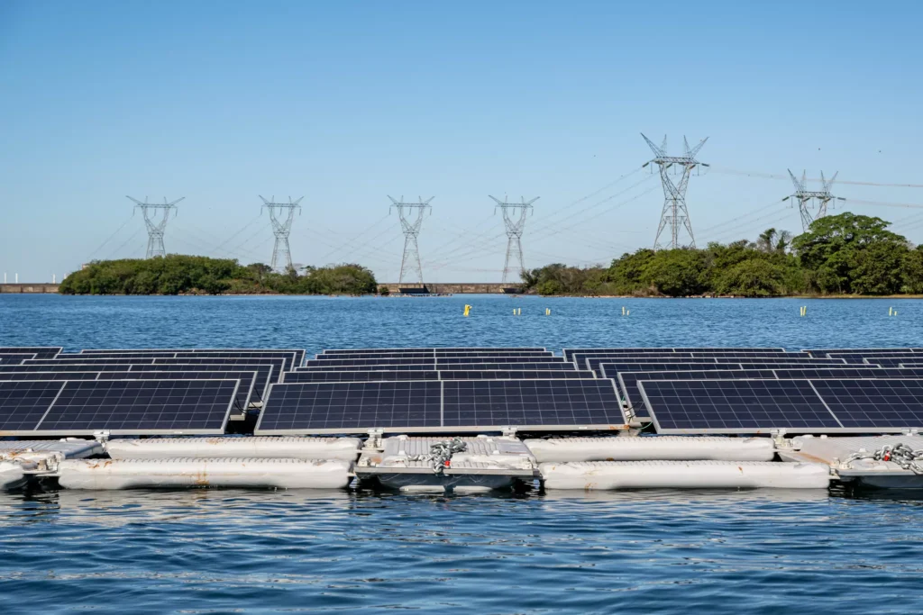 Itaipu inicia montagem da usina solar flutuante