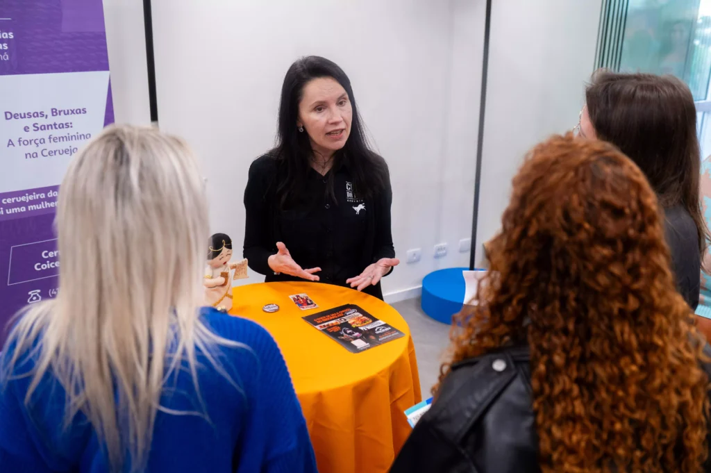 Foto: Inove Sócia/proprietária da cervejaria Coice de mula apresentando sua experiência no evento