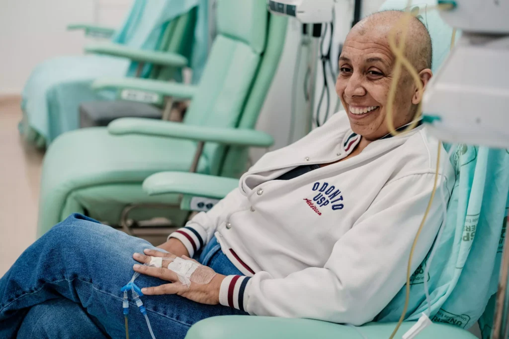 Exposição de fotos retrata rotina de quatro mulheres em tratamento contra o câncer