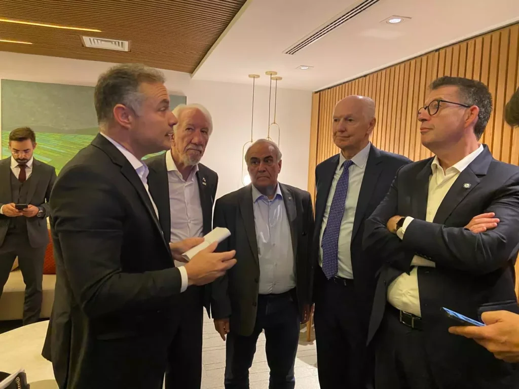 Na foto, o presidente do Sistema FETRANSPAR e coordenador do G7 Paraná, Coronel Sérgio Malucelli ao lado do Ministro dos Transportes, Renan Filho e o vice-governador do Paraná, Darci Piana, em uma conversa, poucos minutos antes do leilão que aconteceu na Bolsa de Valores