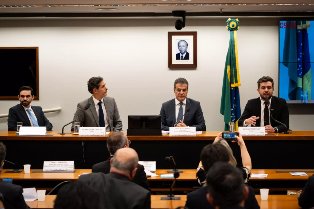 Beto Richa coordenou debate que discutiu projetos que preveem novos limites para o MEI, de até R$ 150 mil por ano