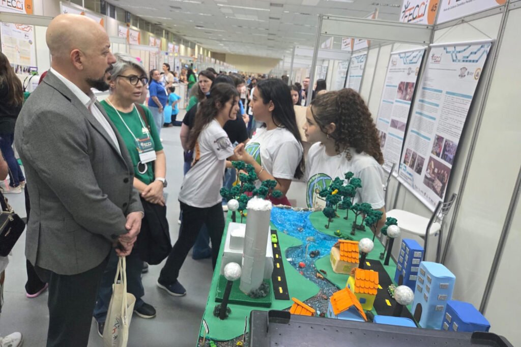 mais-de-15-mil-pessoas-devem-passar-pela-feira-de-cultura-cientifica-parana-faz-ciencia