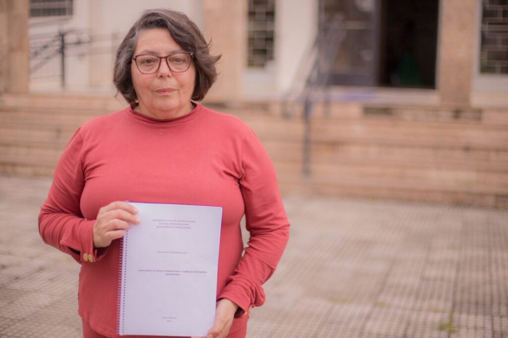 aluna-de-66-anos-aprovada-no-tcc-na-uepg-viraliza-nas-redes-e-vira-hit-nos-campos-gerais