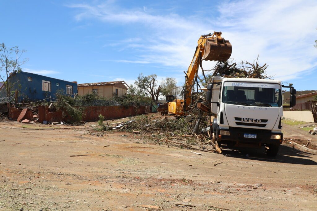 estado-e-prefeituras-vizinhas-mobilizam-mais-de-30-de-maquinas-para-ajudar-rio-bonito-do-iguacu