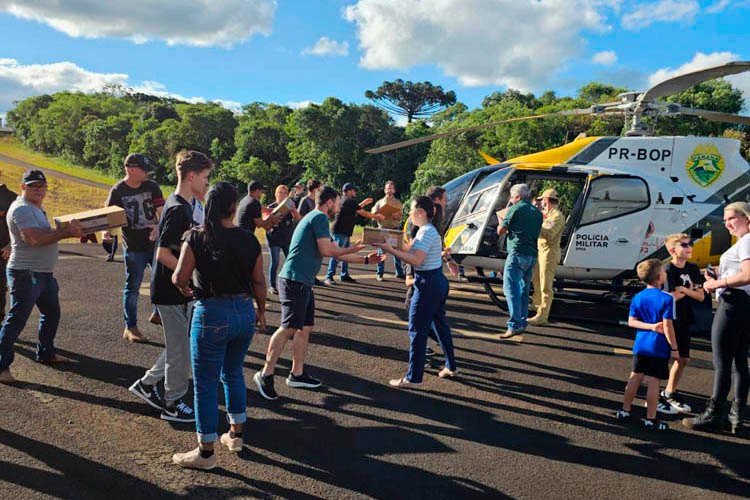 com-apoio-aereo,-estado-leva-milhares-de-insumos-hospitalares-para-regiao-de-rio-bonito-do-iguacu