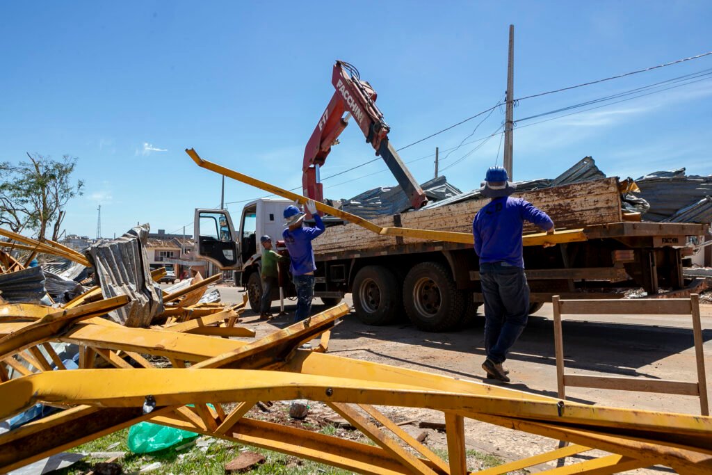 com-apoio-de-139-maquinas,-ruas-de-rio-bonito-do-iguacu-ja-estao-quase-desobstruidas
