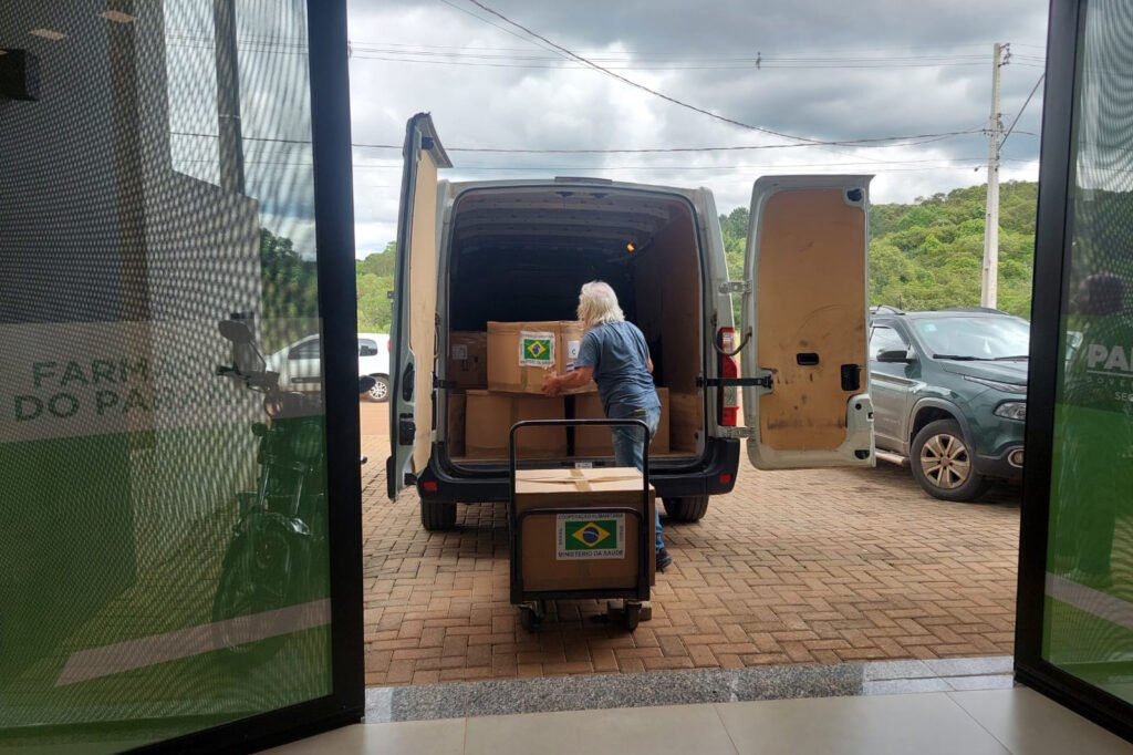 estado-coordena-entrega-de-uma-tonelada-de-medicamentos-e-insumos-a-rio-bonito-do-iguacu