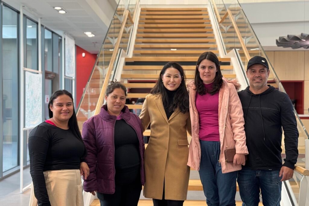 rota-parana-franca:-produtoras-de-seda-se-emocionam-ao-conhecer-gigante-da-moda