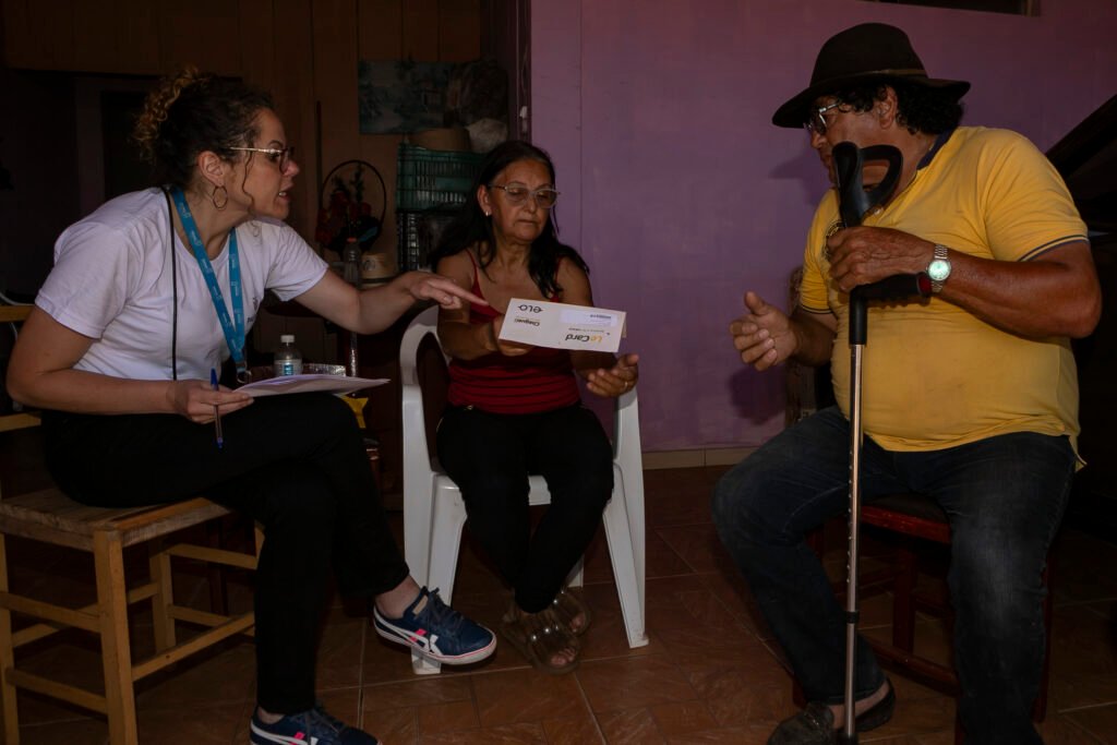 equipes-do-estado-percorrem-rio-bonito-do-iguacu-para-entregar-cartoes-reconstrucao-as-familias