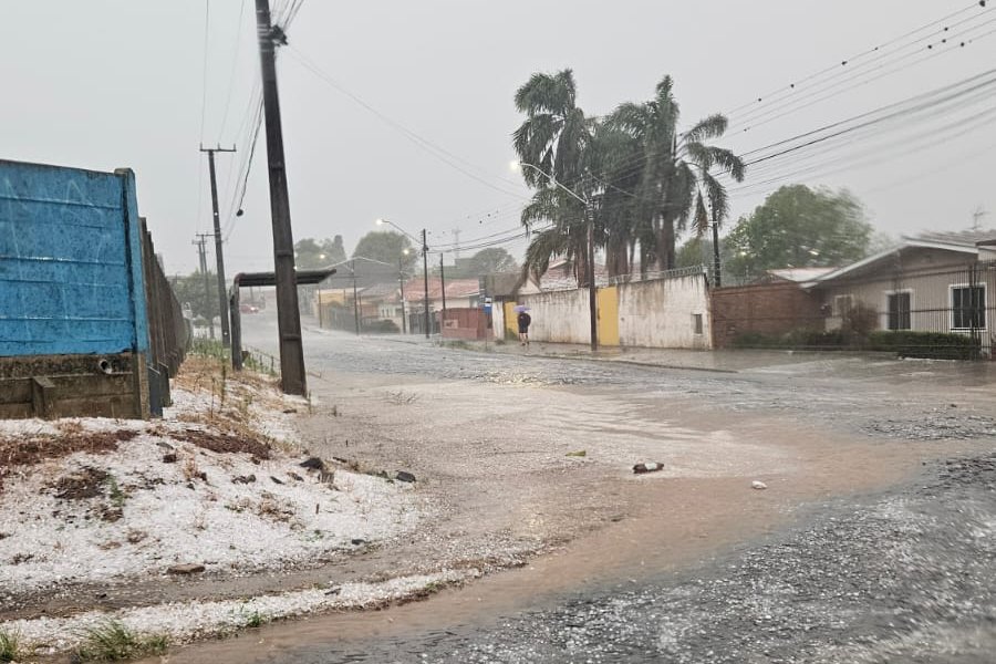 apos-temporal-com-granizo,-estado-envia-lonas,-telhas-e-kits-dormitorio-para-ponta-grossa