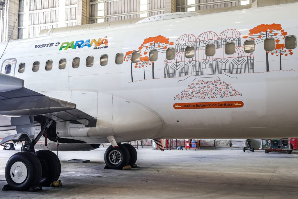 jardim-botanico-de-curitiba-e-araucaria:-simbolos-turisticos-do-parana-ilustram-aviao-da-gol