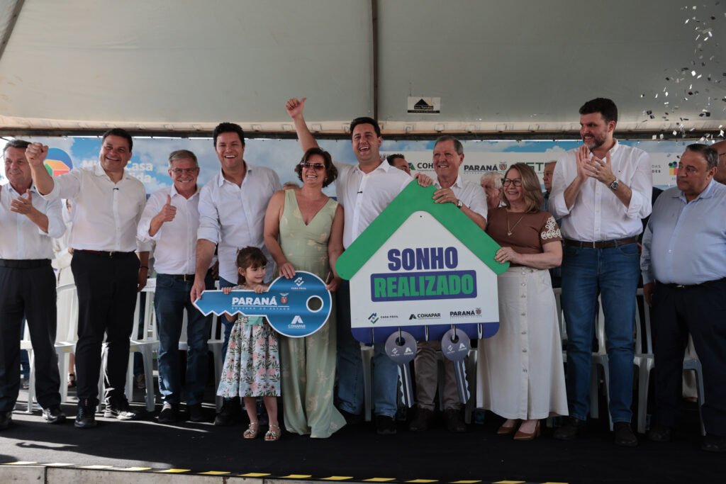 governador-ratinho-junior-entrega-casa-propria-a-83-familias-de-siqueira-campos