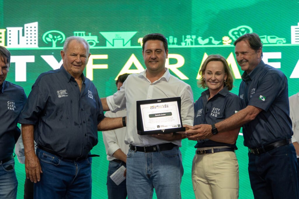 ratinho-junior-destaca-inovacao-no-campo-e-e-homenageado-em-evento-do-agro-paranaense