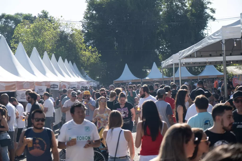 Combinando gastronomia, atividades culturais, shows ao vivo e muita cerveja artesanal, a edição ocupa a Praça Afonso Botelho. (Créd. FCCA e Halison Antenor