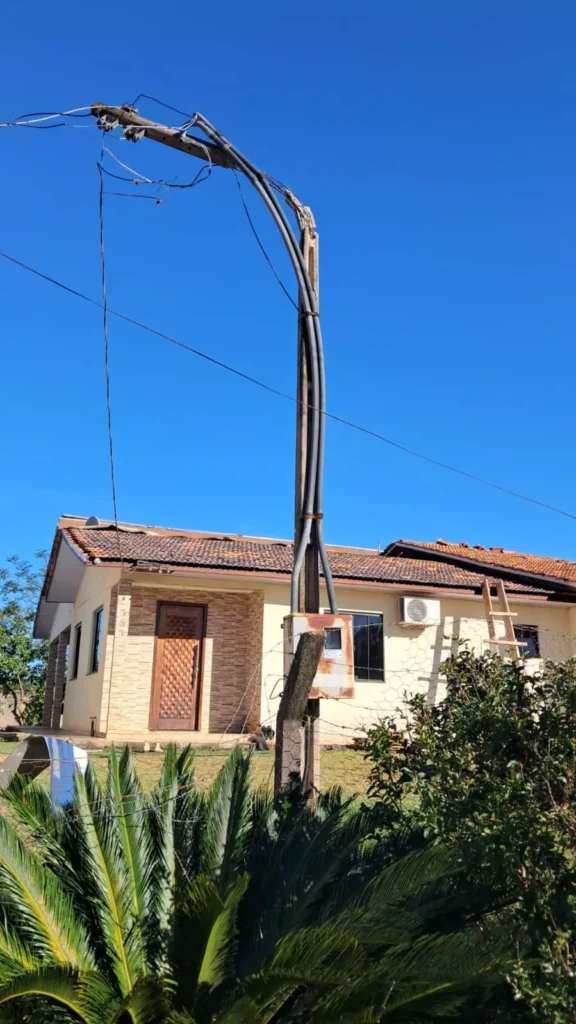 Fotos dos padrões danificados: Entradas de serviço de energia danificadas que serão reconstruídas pela Copel, sem custo para a população de Rio Bonito do Iguaçu.