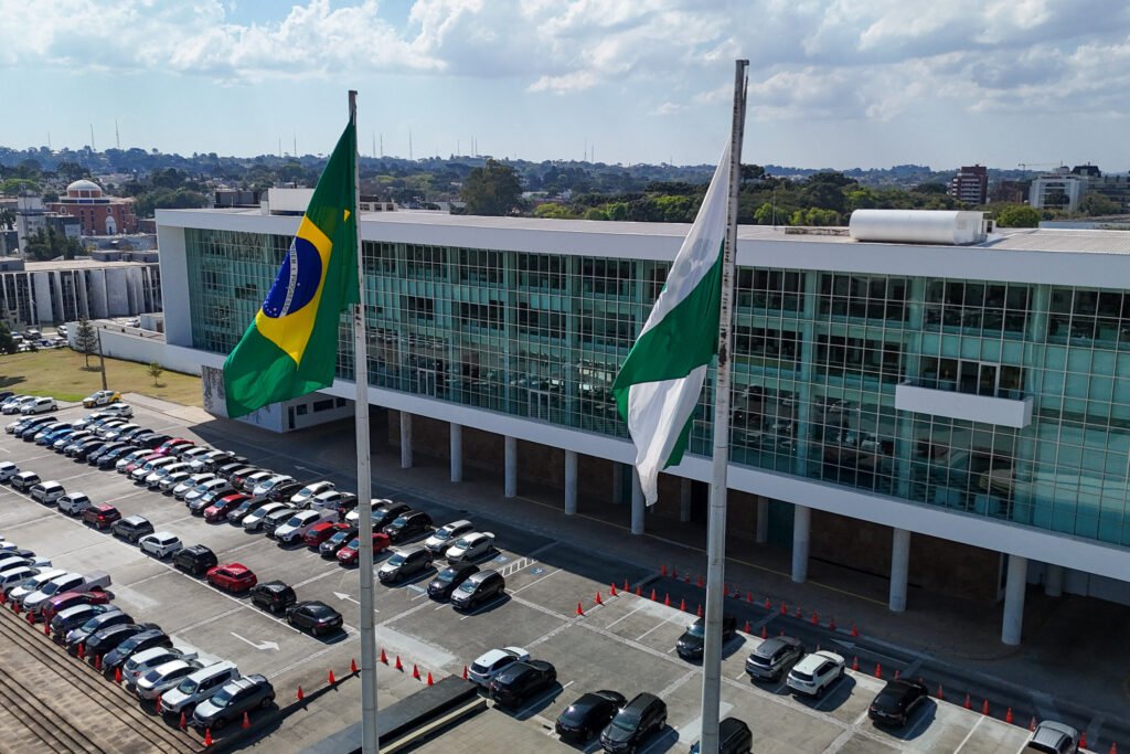antecipacao-do-13o-salario-dos-servidores-tera-impacto-de-r$-148-milhoes-no-pib-do-parana