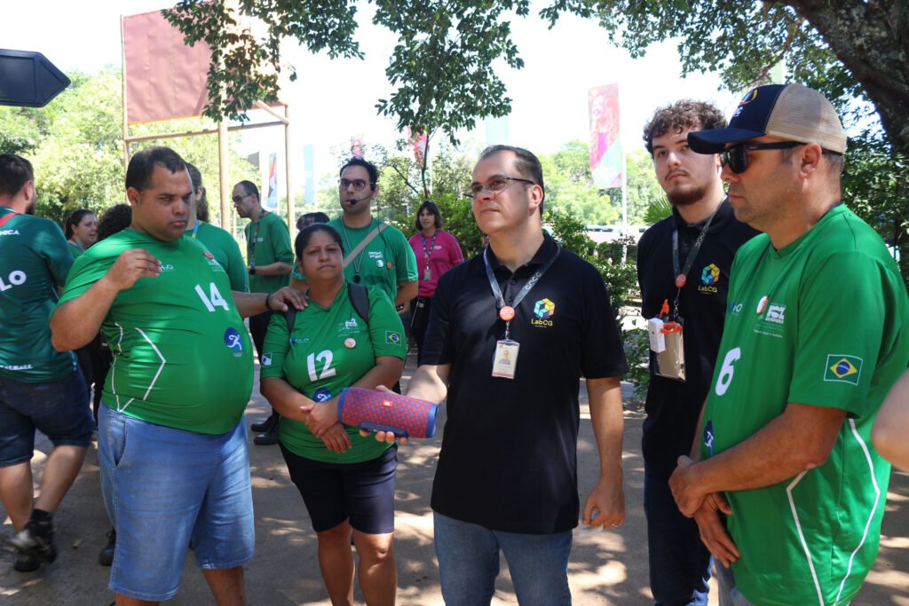 cegos-testam-cracha-desenvolvido-na-unioeste-que-le-e-descreve-imagens-com-ia