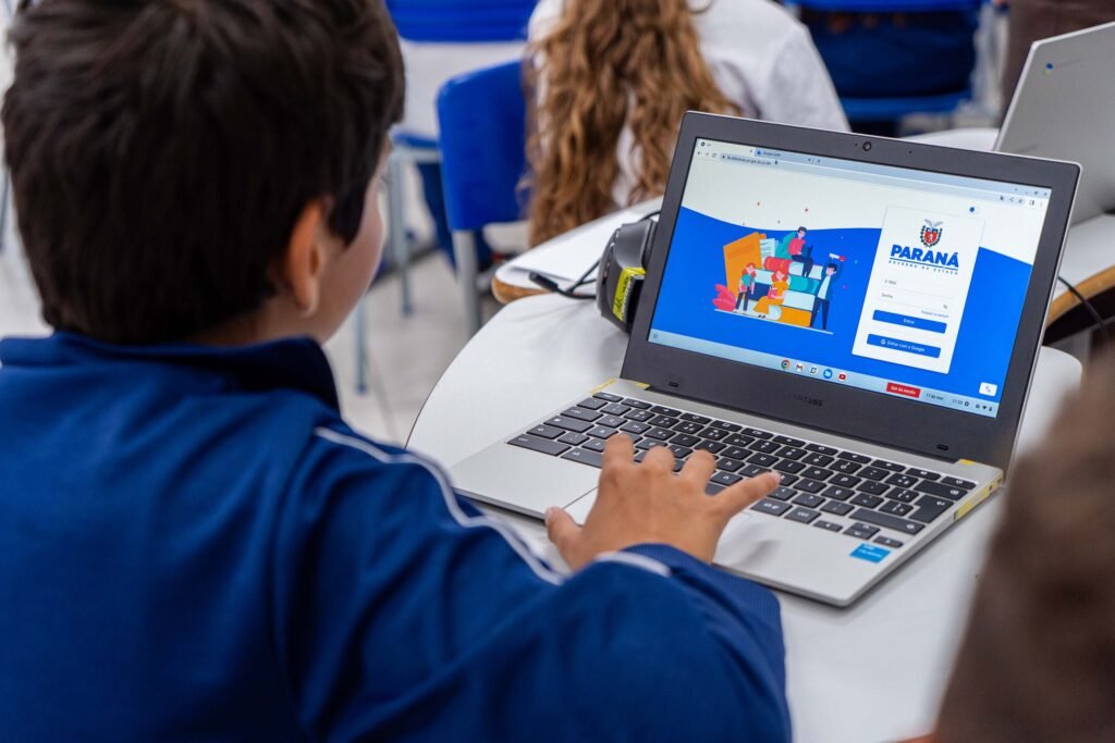 escolas-conectadas:-investimento-da-educacao-em-tecnologia-supera-r$-220-milhoes-em-2025