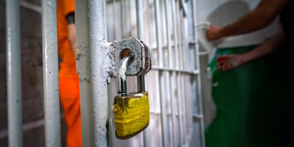 policia-segue-buscando-3-dos-4-presos-soltos-com-alvaras-falsos-em-mg